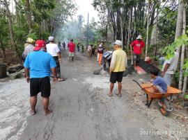 Masyarakat RT 018 Bergotong royong memeperbaiki Jalan dengan Dana Swadaya Masyarakat